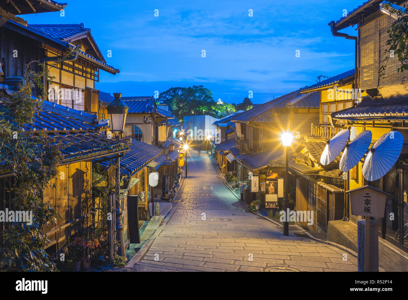 Blick auf die Straße von Ninen zaka in Kyoto bei Nacht Stockfoto