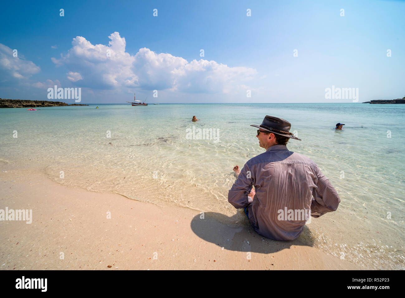 Ein Tourist befindet sich an einem Strand auf Paradise Island im Mosambik-Archipel Bazaruto. Stockfoto