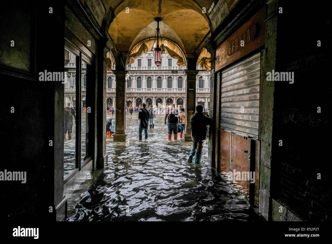 Venedig, Italien. 29. Oktober 2018. Touristen und Einheimische Blick auf die überschwemmten St. Mark Platz. Dies war die höchste Flut des Jahrhunderts. Diese Flut Stockfoto