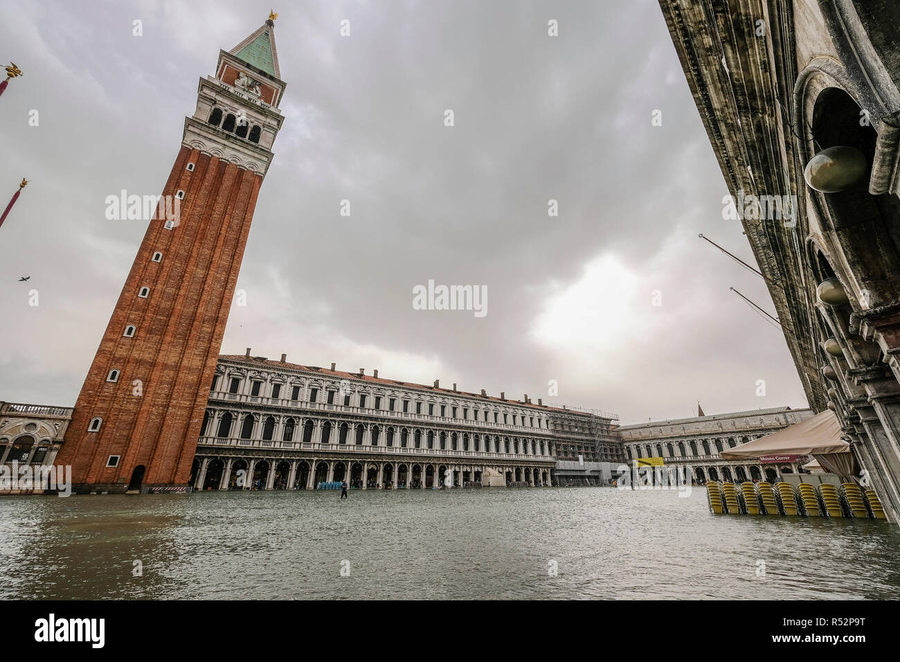 Venedig, Italien. 29. Oktober 2018. Wasser hat die maximale Stufe, auf die überfluteten St. Mark Platz erreicht. Dies war die höchste Flut des Jahrhunderts. Thi Stockfoto
