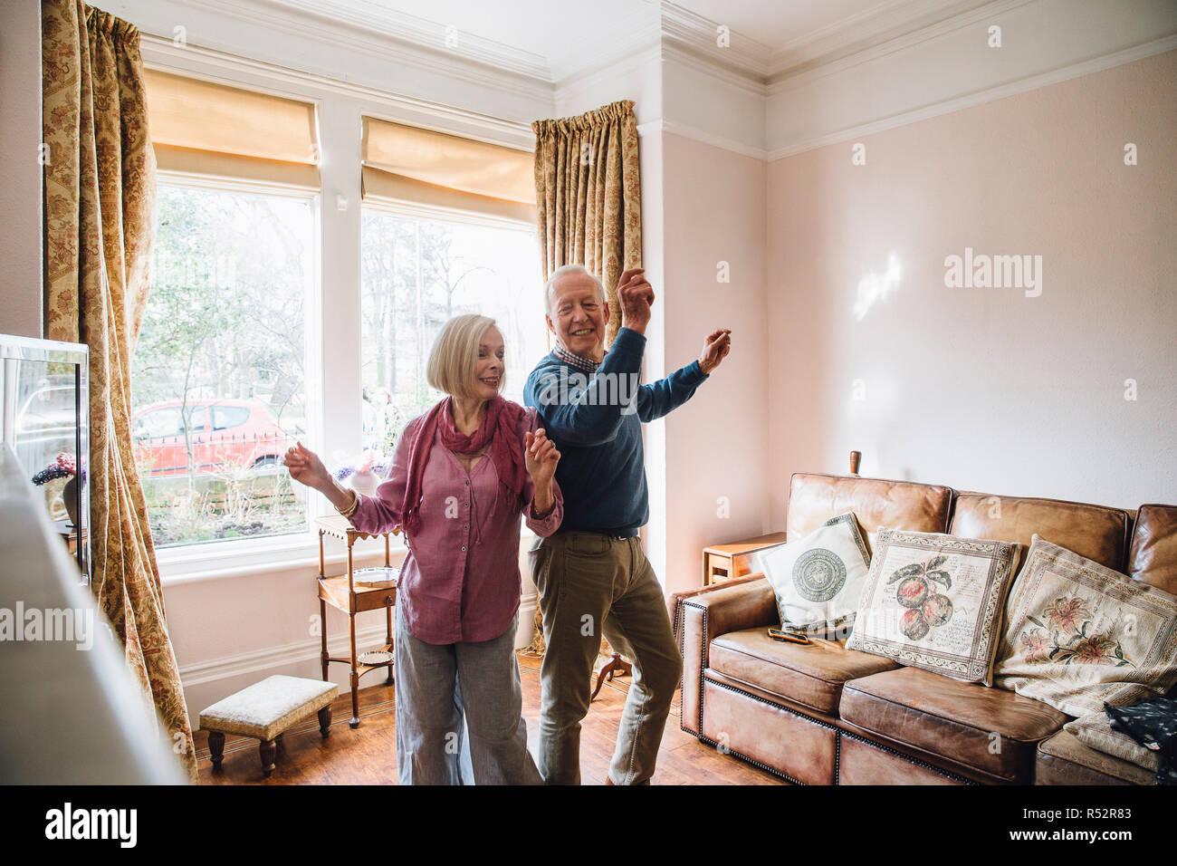 Senioren Tanzen zu Hause Stockfoto