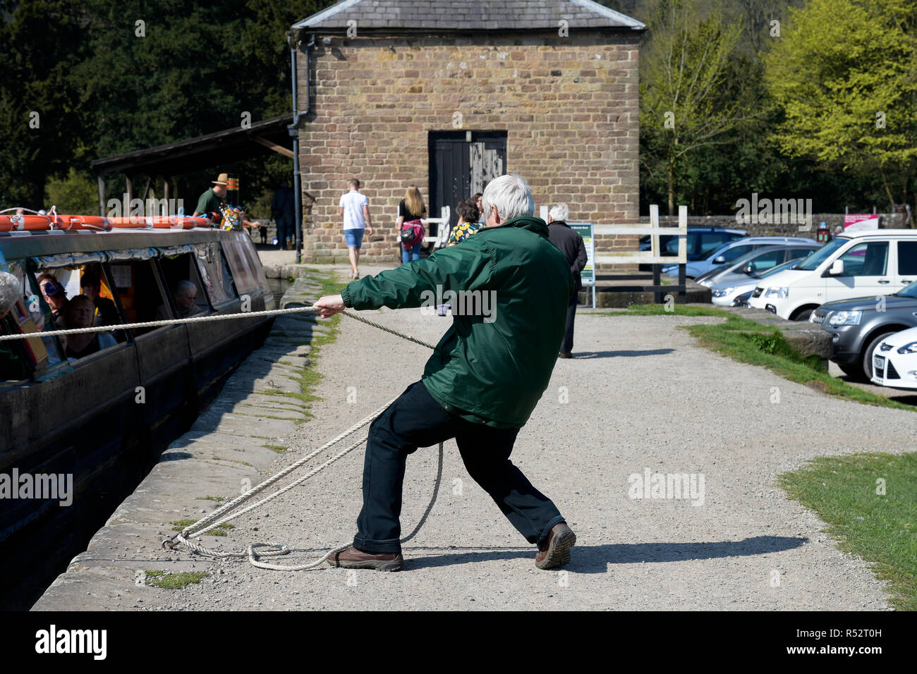 Mann zieht am Seil mit Canal Barge auf Cromford Kanal Derbyshire England Stockfoto