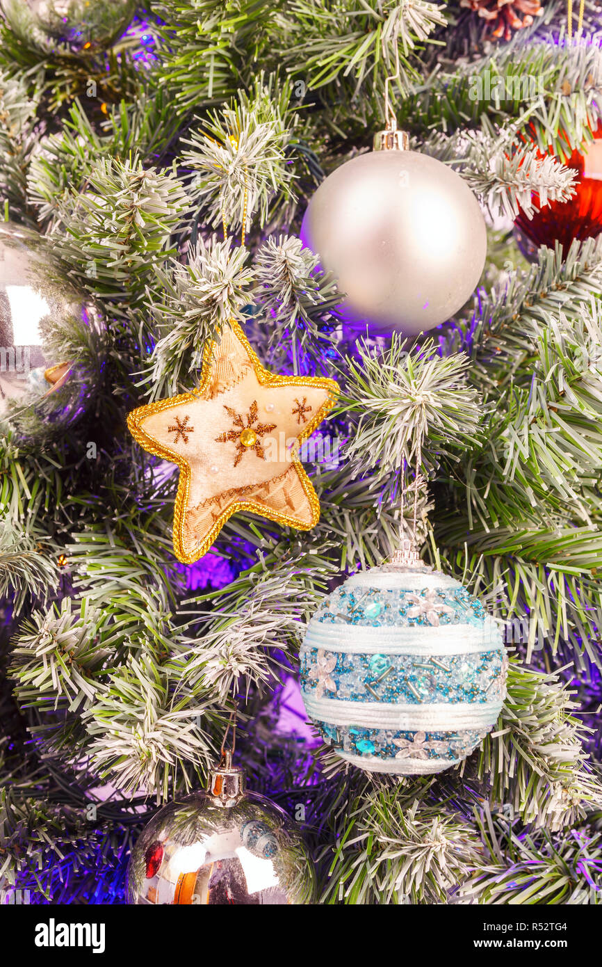 Weihnachtsbaum mit Spielzeug als Hintergrund eingerichtet Stockfoto