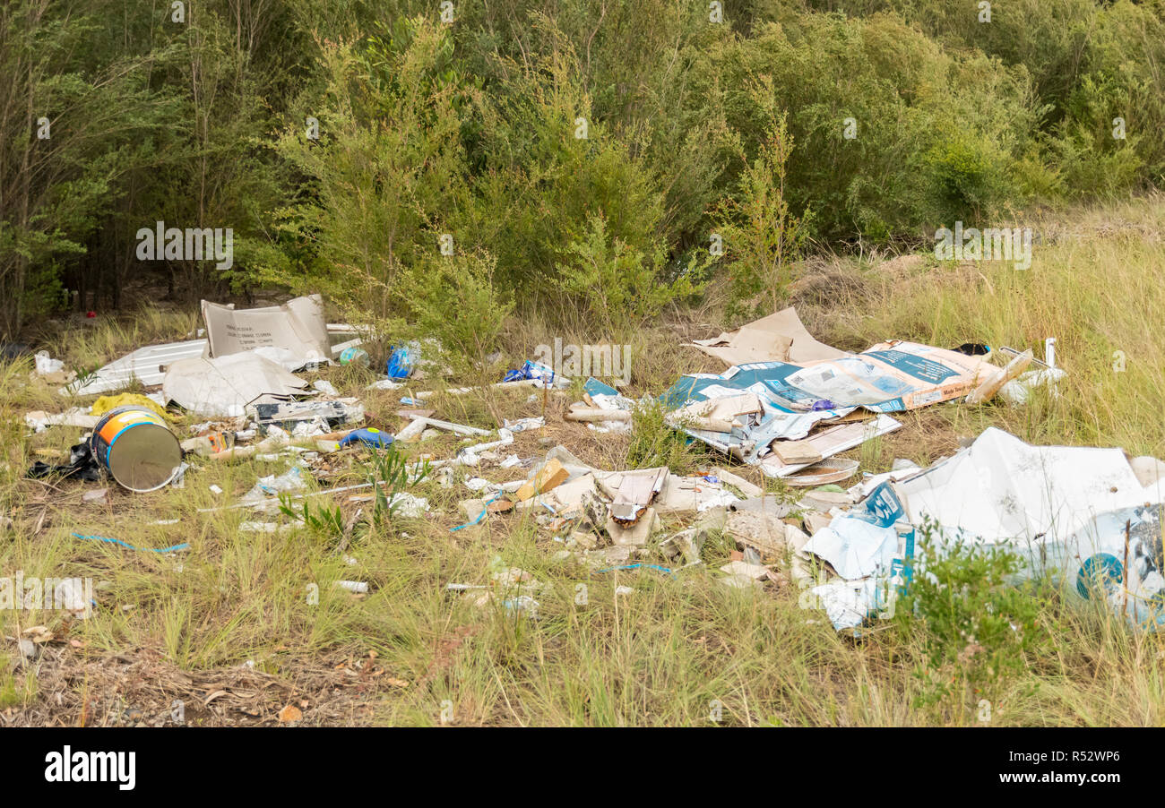 Ablagerung von Abfall eine unerwünschte Problem um die Welt fliegen, ein soziales Problem und kriminelle Handlung, die Umwelt-Probleme verursachen können. Stockfoto