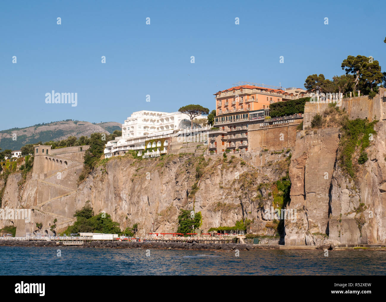 Blick auf die Häuser und Hotels auf den Klippen in Sorrent. Golf von Neapel, Kampanien, Italien Stockfoto