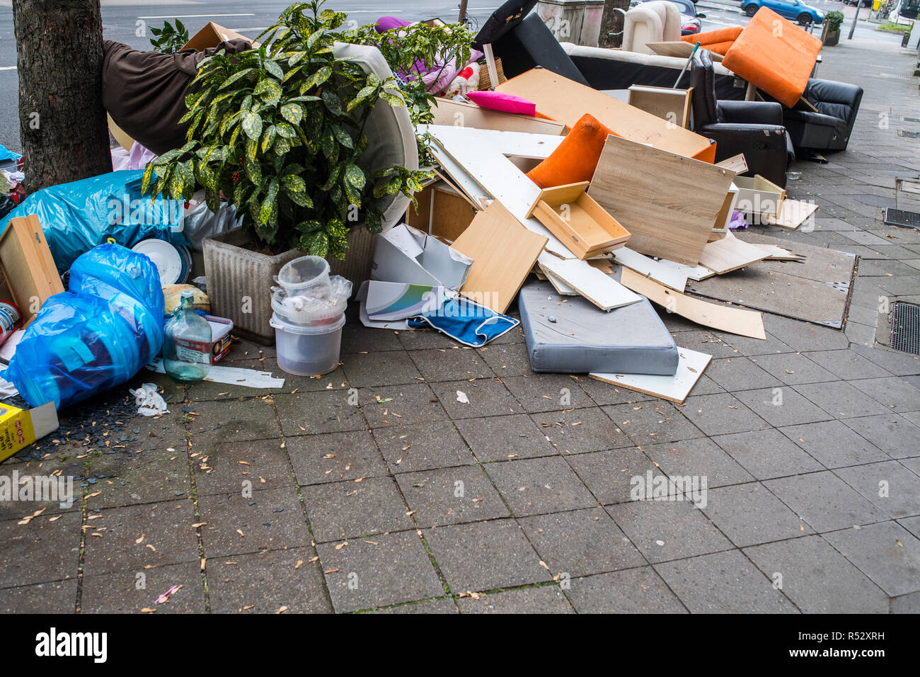 Recycling Container und Abfälle, die in der deutschen Stadt Düsseldorf Stockfoto