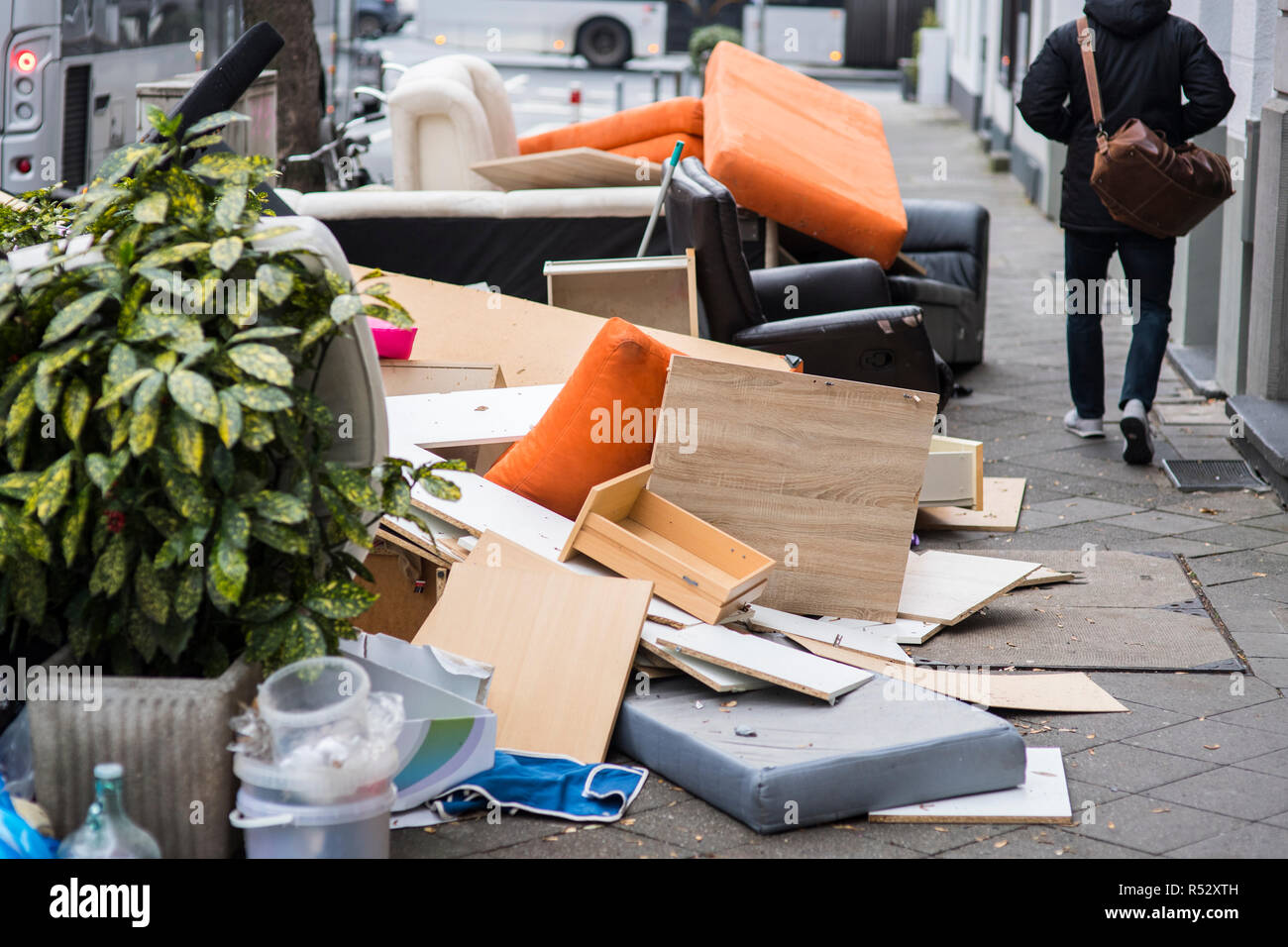 Recycling Container und Abfälle, die in der deutschen Stadt Düsseldorf Stockfoto