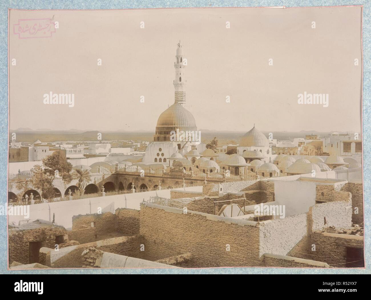 Die Haram in Medina. Album von "Ansichten von Mekka und Medina". Von den Fotografen Veröffentlicht: Delhi [Octr. 15, 1907.]. Maroon Viertel - Leder album, 457 x 384 mm, mit Prints in Fenster Halterungen mit handschriftlichen Arabisch Untertitel. Auf der Rückseite jeder Print ist eine typografische Beschreibung in englischer Sprache, in der es heißt: 'H.A. Mirza & Söhne, Fotografen. [.... [Caption] .... mit einer kurzen Beschreibung.] Ein Blatt. Von den Fotografen Veröffentlicht: Delhi [Octr. 15, 1907.] 14 x 18° Litho. 1. Auflage. Preis, R.1, ein 4'. Das Album enthält historische und architektonische Blick aus Saudi Arabien. Quelle: Foto 174 / (2). Stockfoto