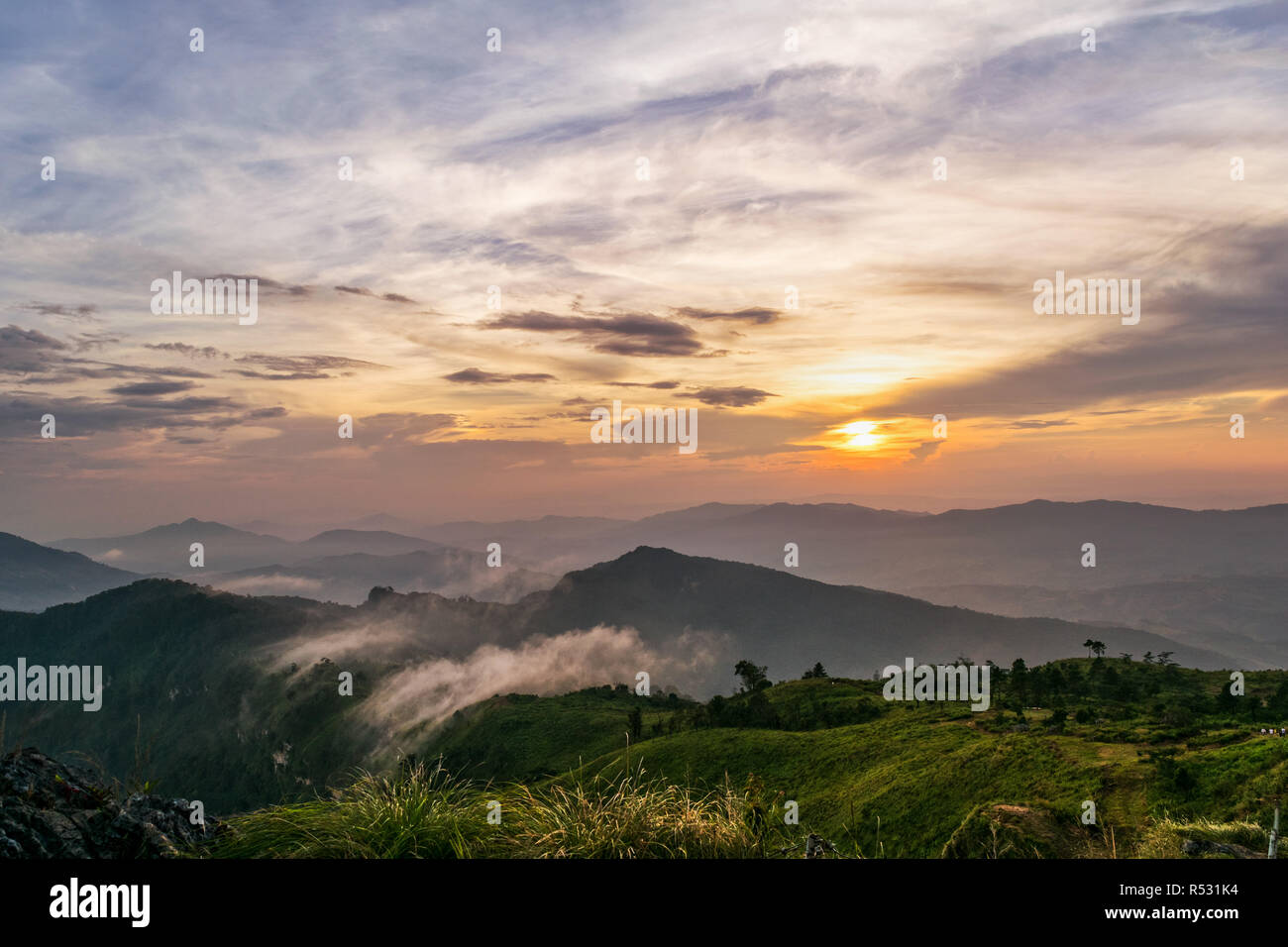 Sonnenuntergang auf Phu Chi Fa Forest Park Stockfoto