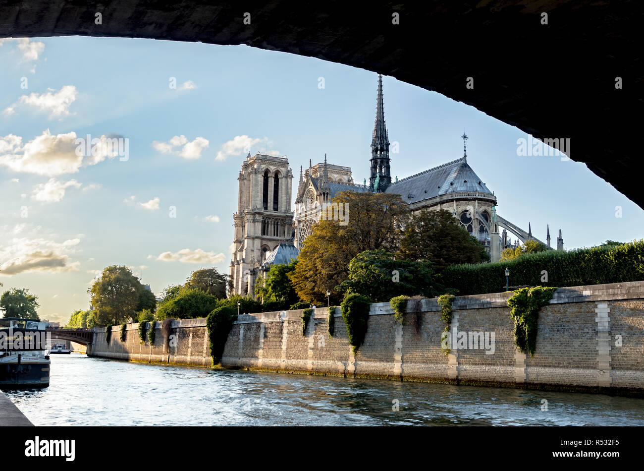Notre Dame de Paris unter der Pont de l'Archeveche - Paris, Stockfoto