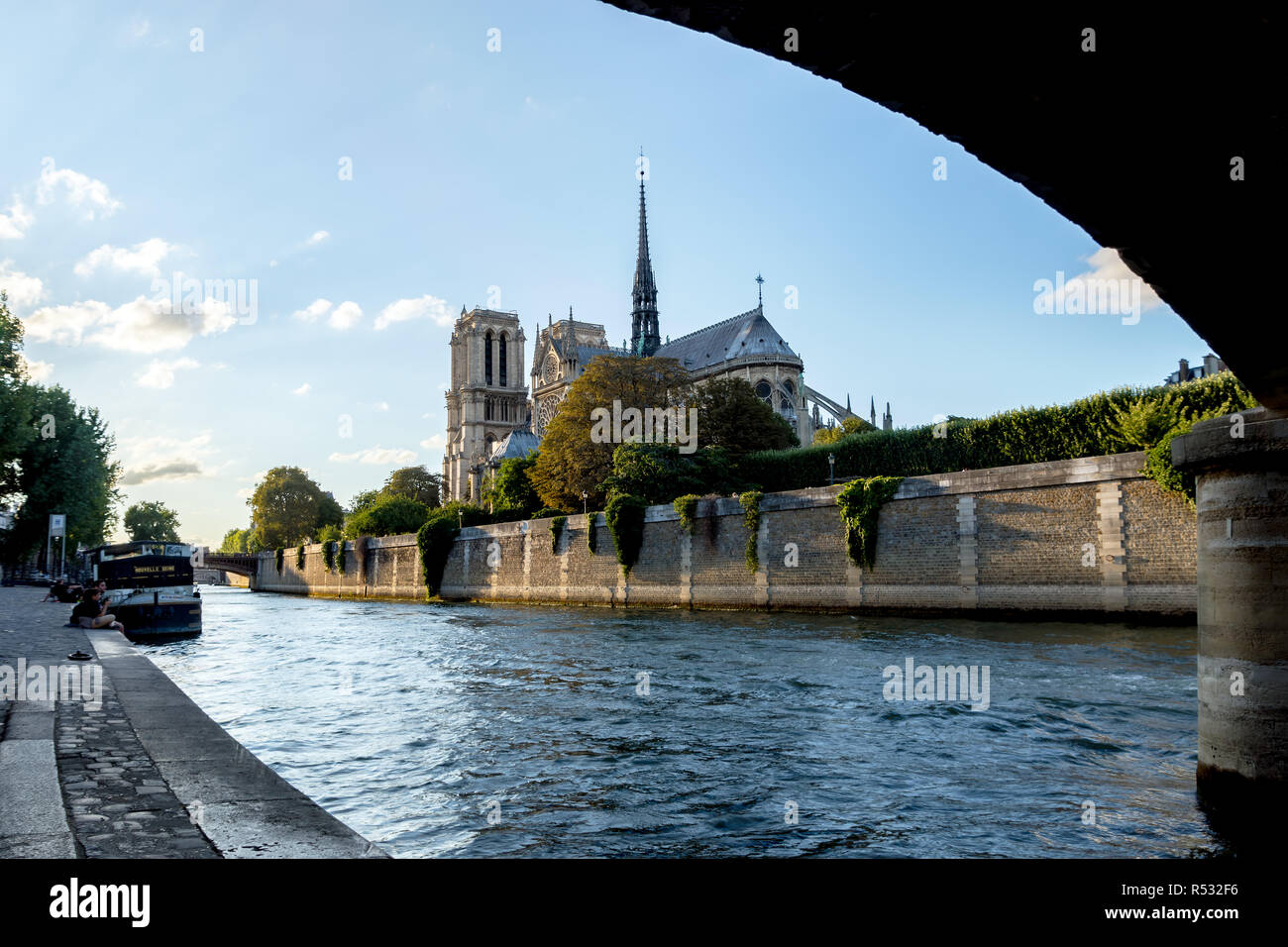 Notre Dame de Paris unter der Pont de l'Archeveche - Paris, Stockfoto