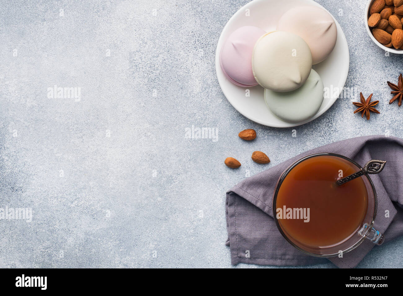 Tasse heiße Schokolade und Marshmallows, Mandeln auf dem Tisch Stockfoto