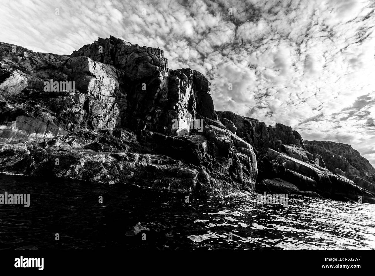 Küste der Barentssee im Norden polar Sommer. Schwarz-weiß-Bild. Arktischen Ozean, Halbinsel Kola, Russland Stockfoto