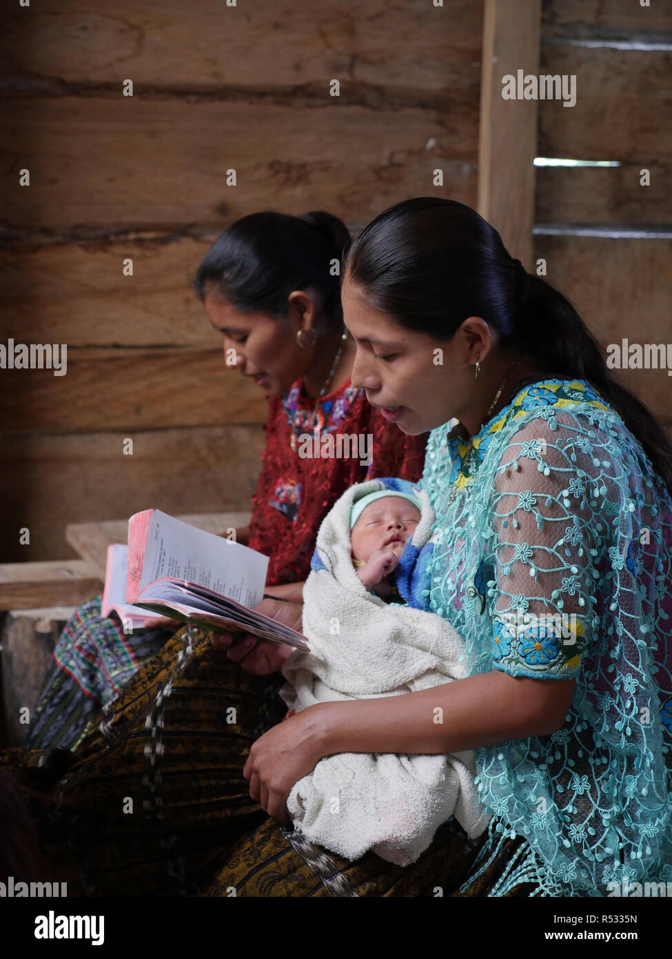 GUATEMALA Katholische Messe am Sonntag. Q'eqchi Indianer, Mütter und Kinder, in Limon Dorf, in der Nähe von El Remate, Peten. Stockfoto