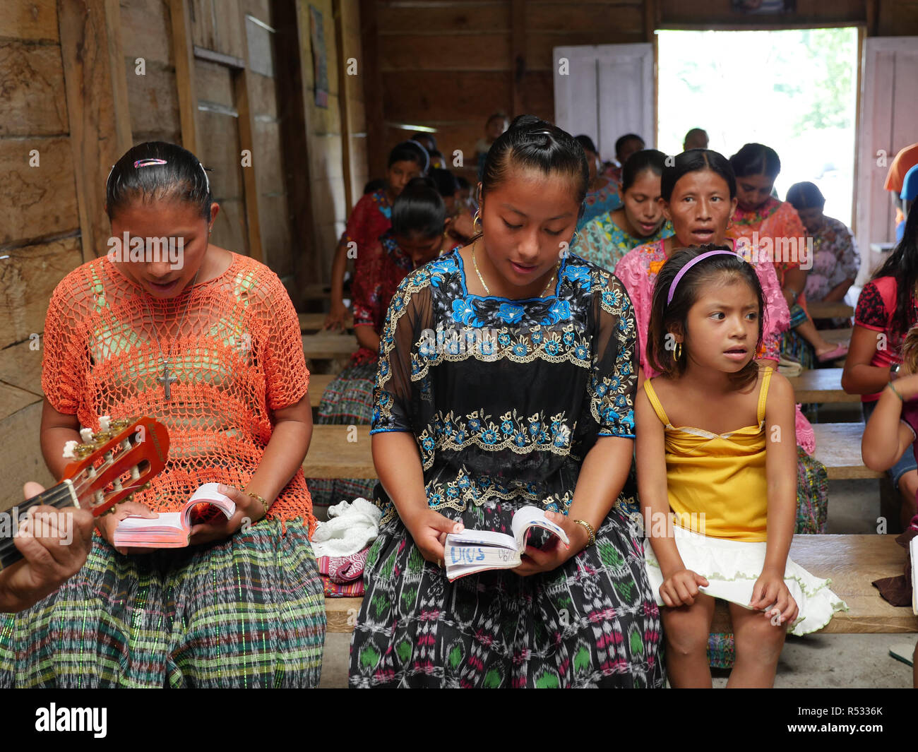 GUATEMALA Katholische Messe am Sonntag. Q'eqchi Indianer, Mütter und Kinder, in Limon Dorf, in der Nähe von El Remate, Peten. Stockfoto