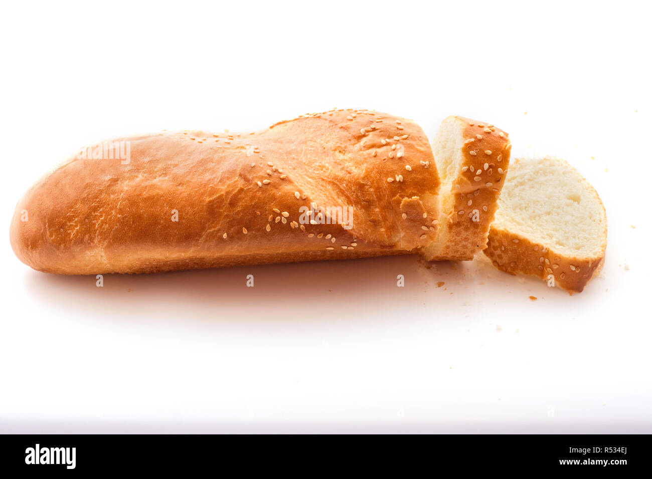 Frisches Baguette in Scheiben geschnitten auf weißem Hintergrund Stockfoto
