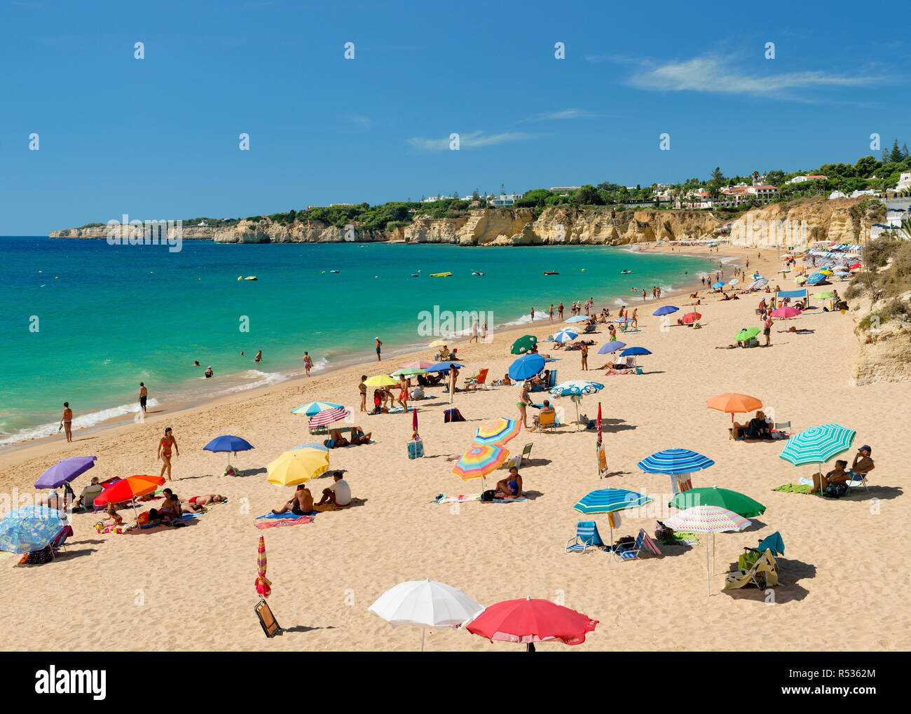Armacao de Pera Strand mit Sonnenschirmen Stockfoto