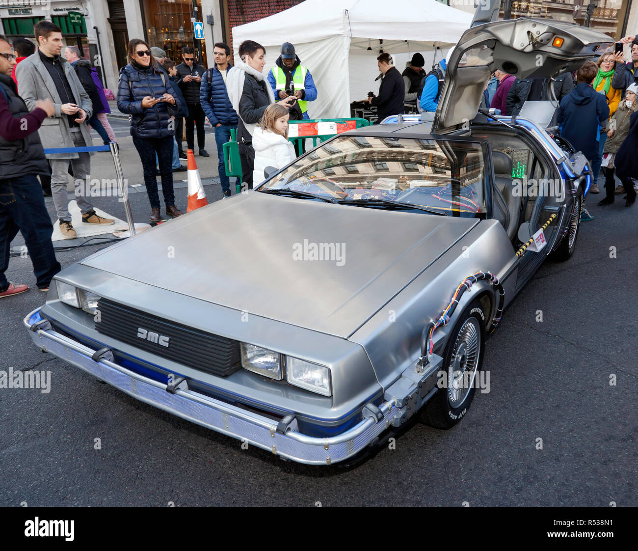 Drei Viertel Vorderansicht des DeLorean Time Machine aus der Zurück in die Zukunft Filme, die auf der 2018 Regents Street Motor Show Stockfoto