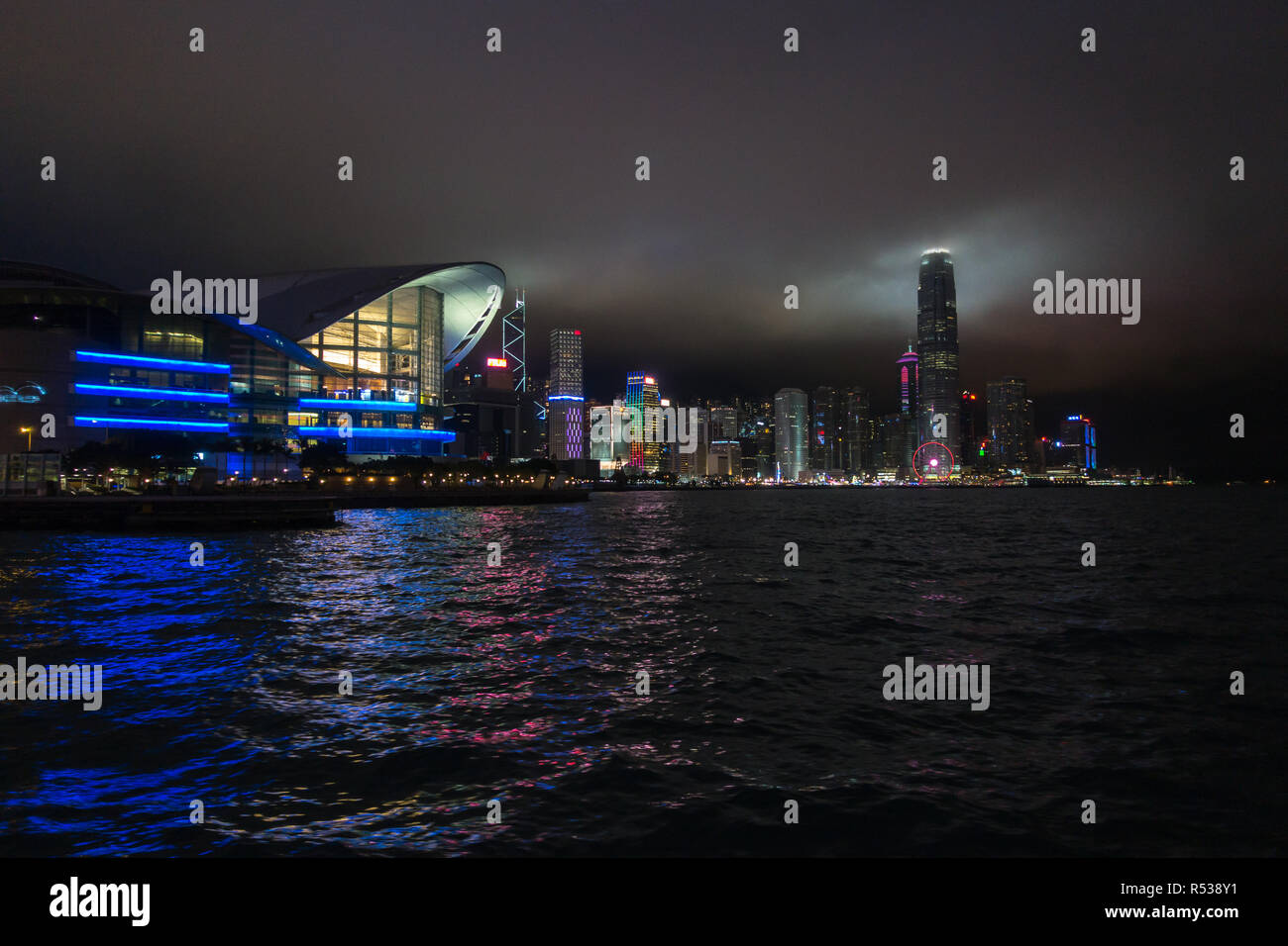 Nacht Stadtbild von Hong Kong Veranstaltungs- und Ausstellungszentrum und dem zentralen Bezirk Wolkenkratzer, Hong Kong Stockfoto