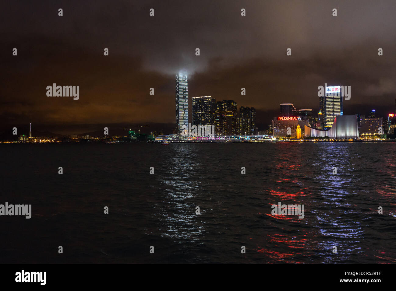 Blick von Kowloon auf die Skyline mit dem International Commerce Centre (ICC), den höchsten Wolkenkratzer von Hong Kong. Hong Kong, Januar 2018 Stockfoto