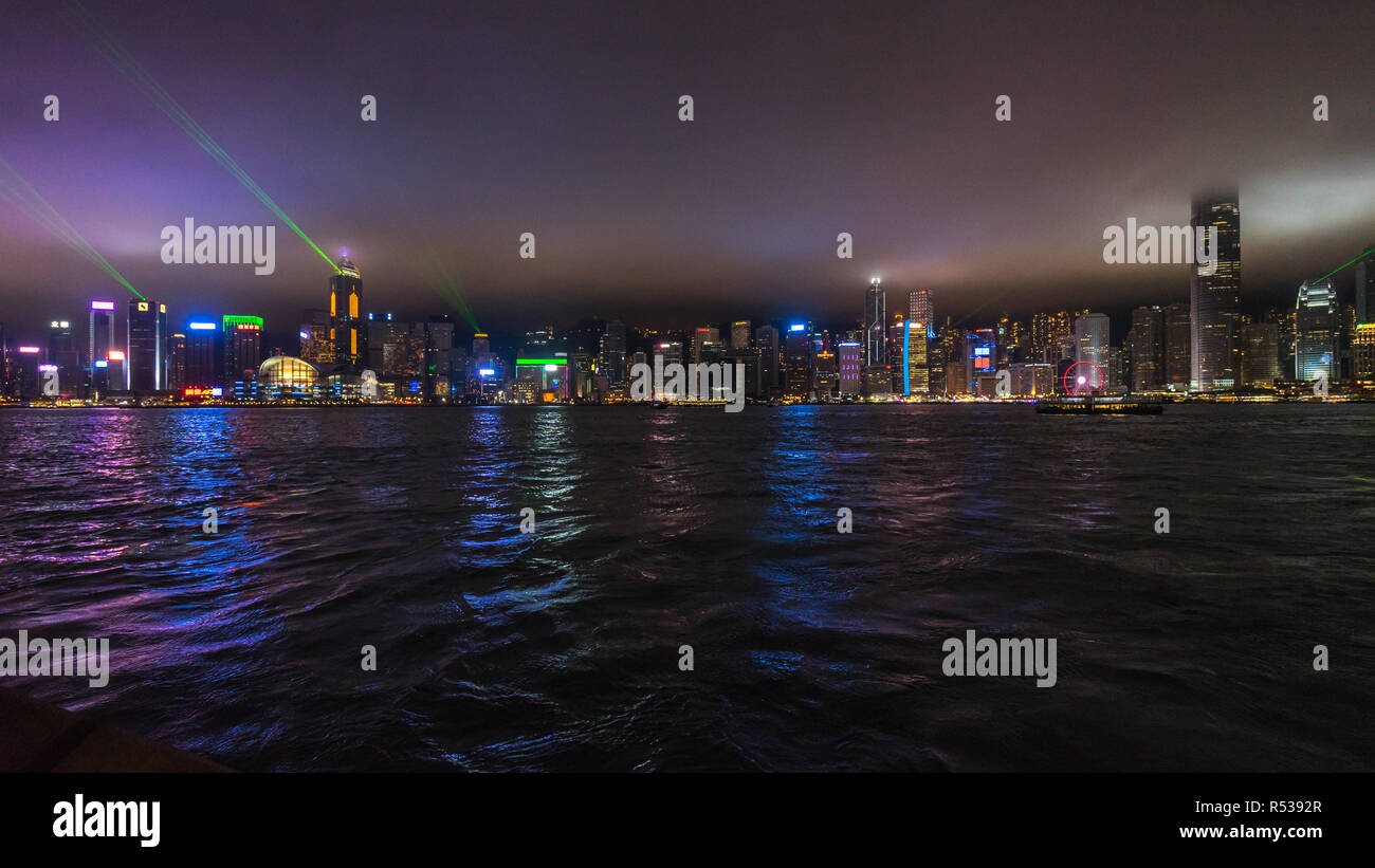 Große Nacht Panorama der Skyline von Hongkong bei der Symphonie der Lichter, eine Show mit, Leuchten, LED, Laser und klingt jede Nacht um 20:00 Uhr angezeigt. Stockfoto