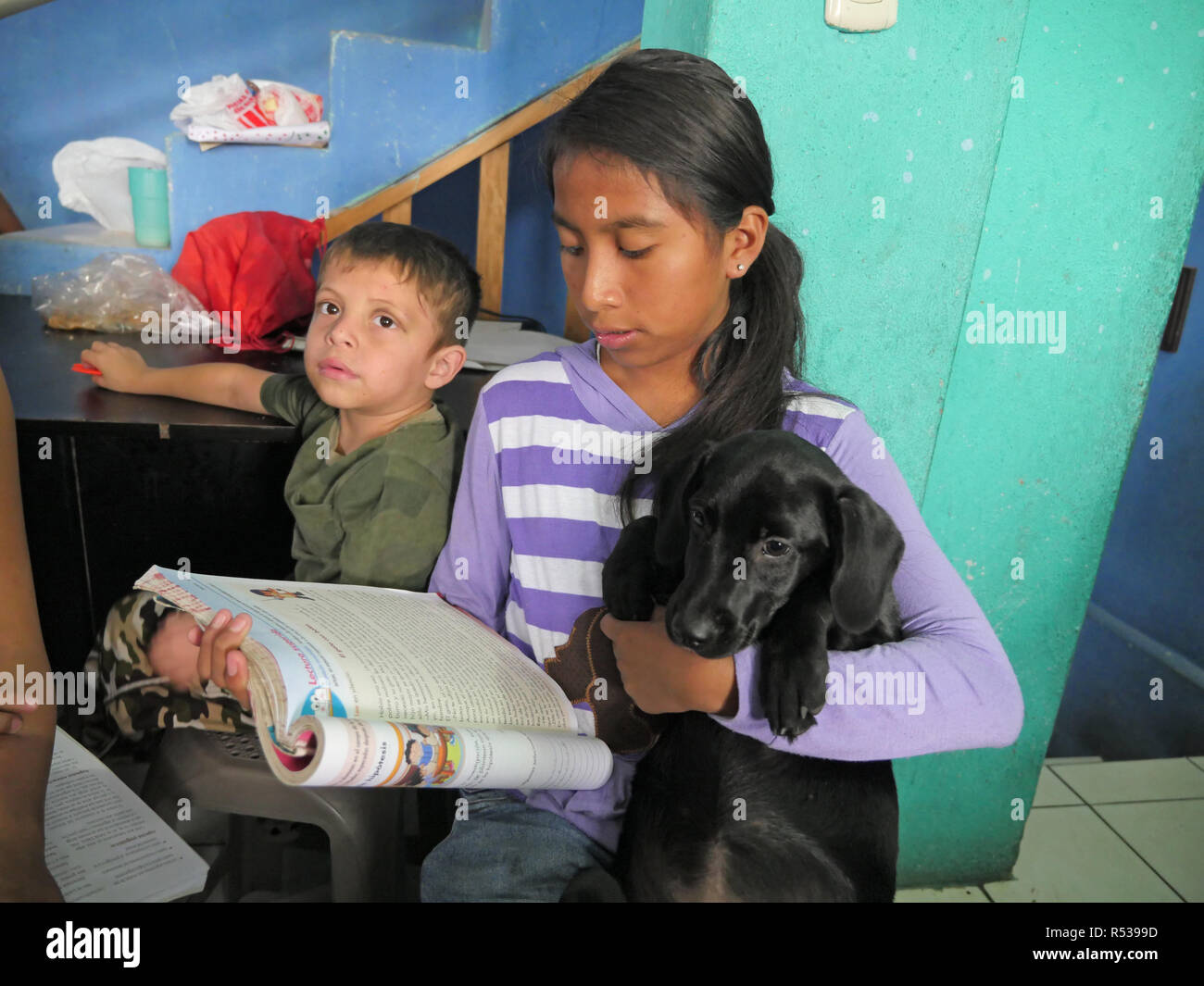 GUATEMALA - Sean Sprague foto Caminando por la Paz, Maryknoll Affiliate Vorhaben im Rahmen der Unterstützung der armen Kinder von Guatemala City Barrio 18. Studie Zeit Stockfoto