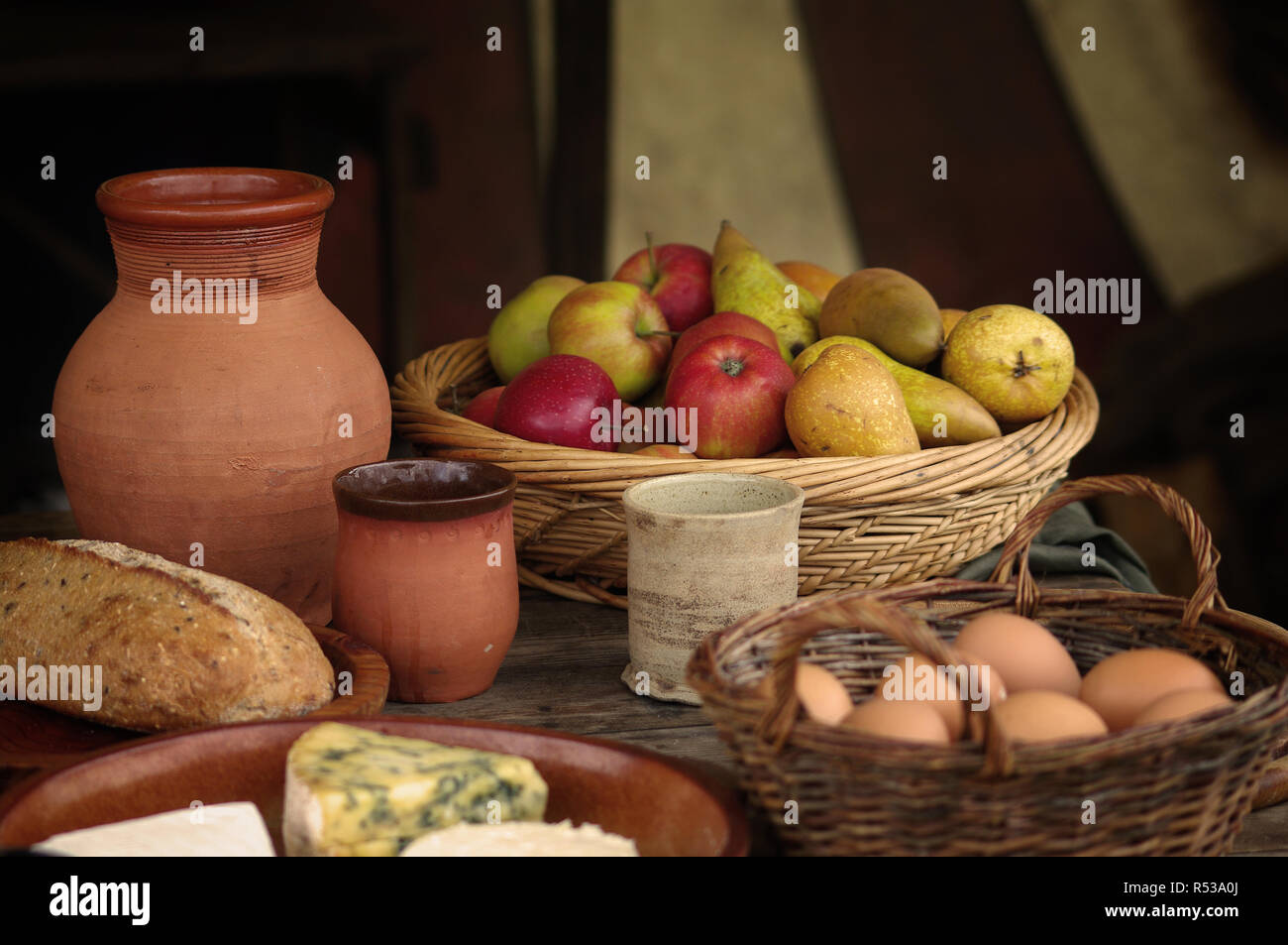 Körbe mit Eiern und Obst, als Teil einer Anzeige der Frühen mittelalterlichen Essen. Stockfoto