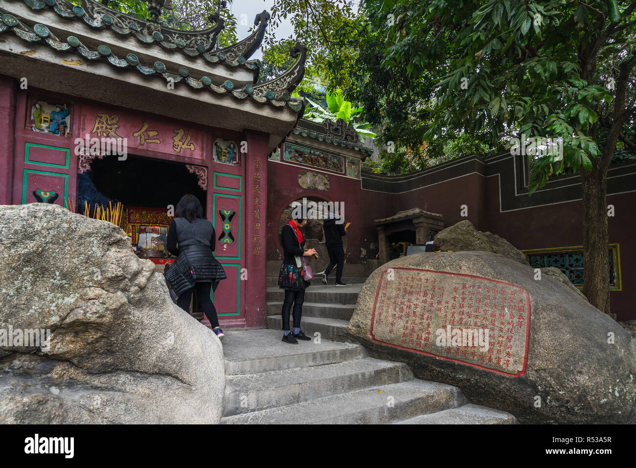 Menschen, die in der A-Ma Tempel, einem berühmten taoistische Tempel. Macau, Januar 2018 Stockfoto