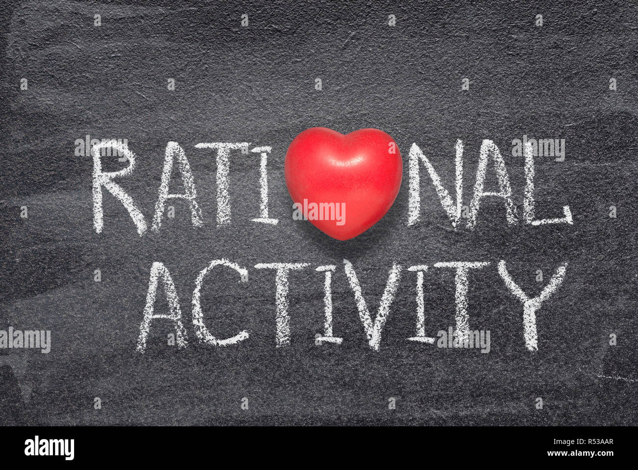 Rationale Aktivität Phrase auf Schiefertafel mit roten Herzen Symbol statt O schriftliche Stockfoto