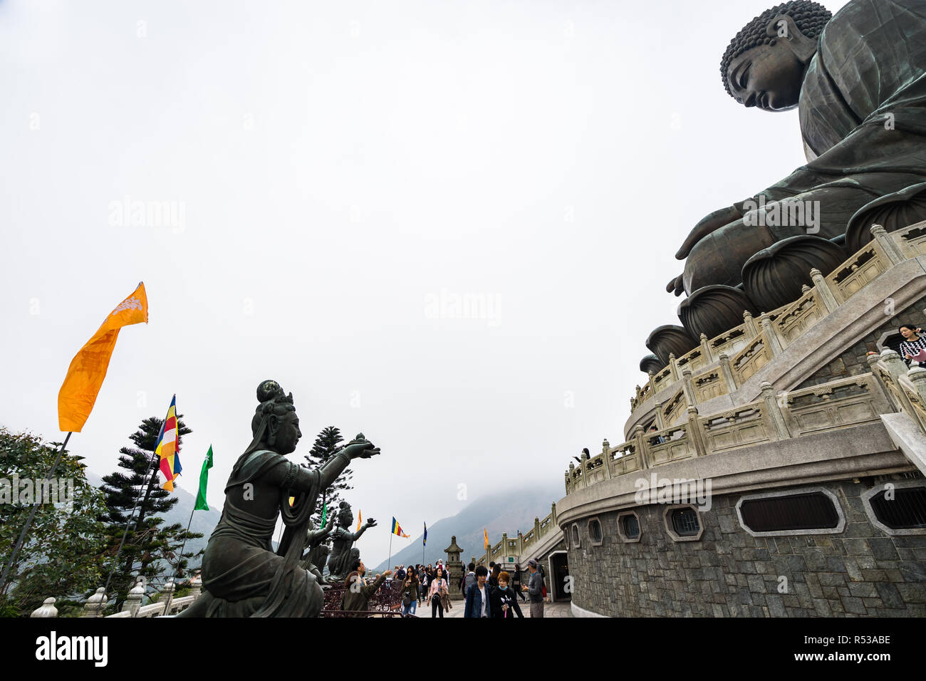 Die sechs Devas Geschenke Angebot zu Tian Tan Buddha (Große Buddha). Hong Kong, Lantau Island, Januar 2018 Stockfoto