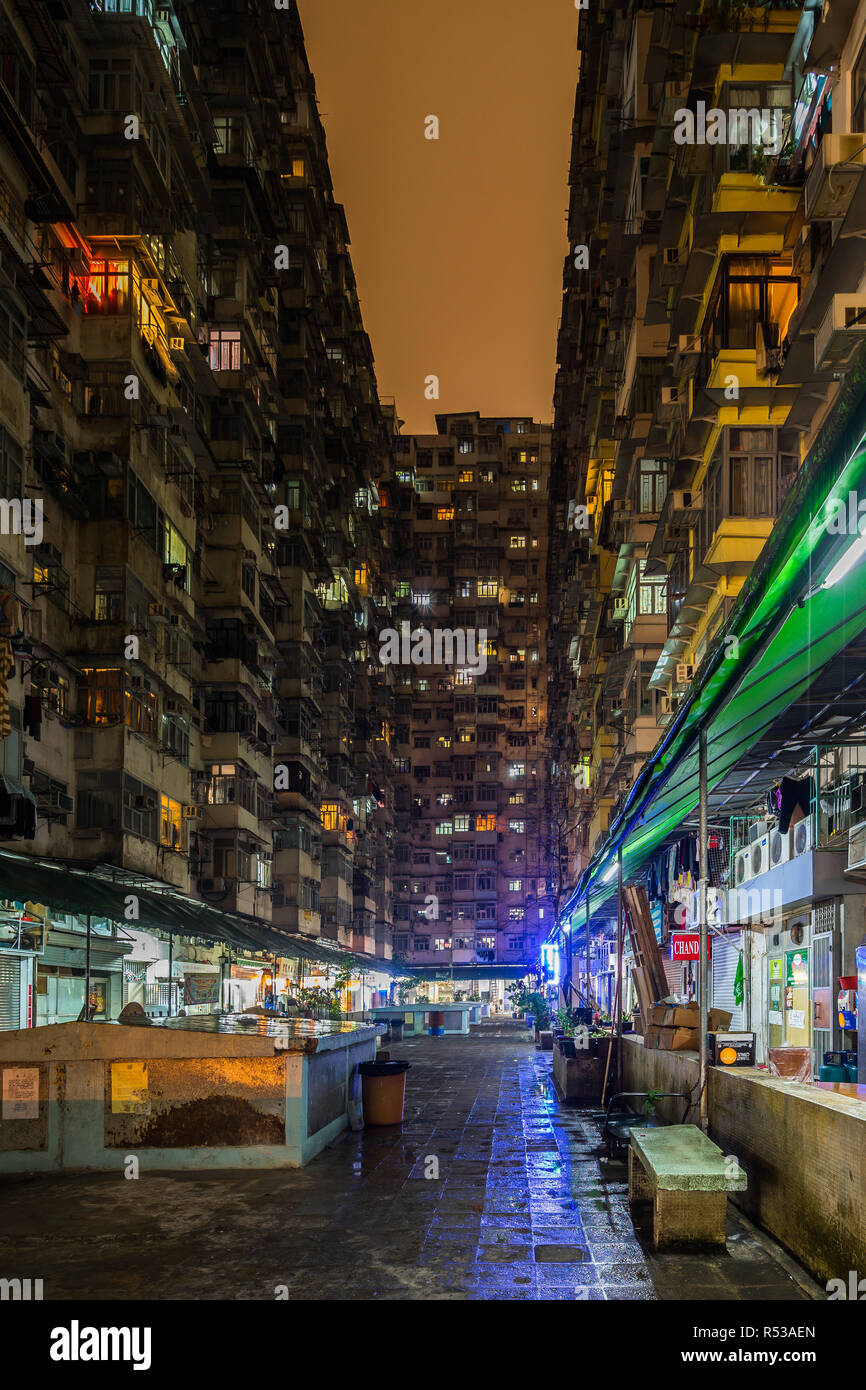 Montane Mansion oder Yick Fett Gebäude, auch bekannt als Dschungel aus Beton, einer der am dichtesten besiedelten Gebäude in Hong Kong Stockfoto