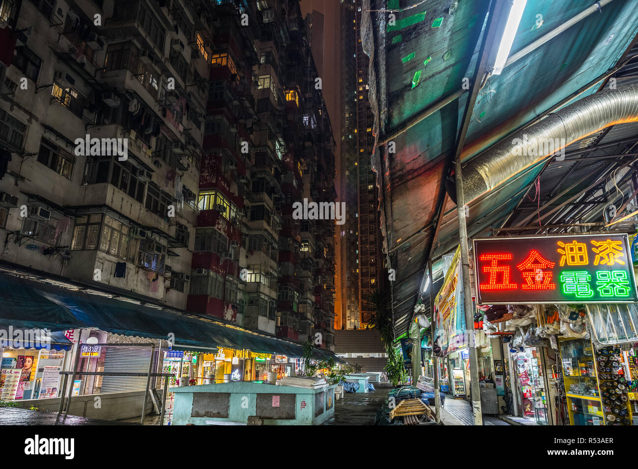 Geschäfte im Innenhof der Montane Mansion oder Yick Fett Gebäude, eines der am dichtesten besiedelten Gebäude in Hong Kong. Stockfoto
