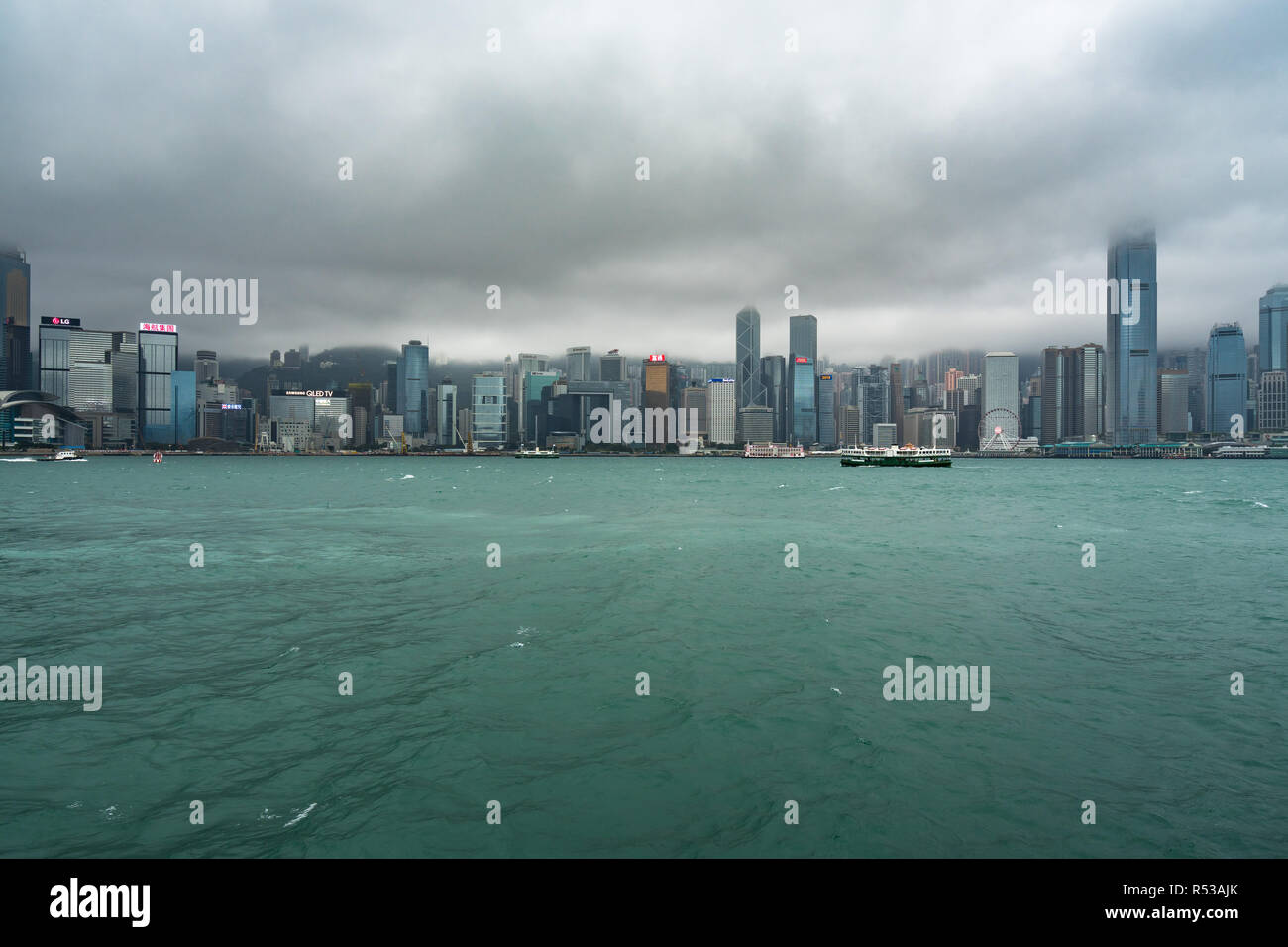 Malerische niedrige Wolken über Hong Kong Central Skyline von Kowloon Public Pier gesehen. Hong Kong, Januar 2018 Stockfoto