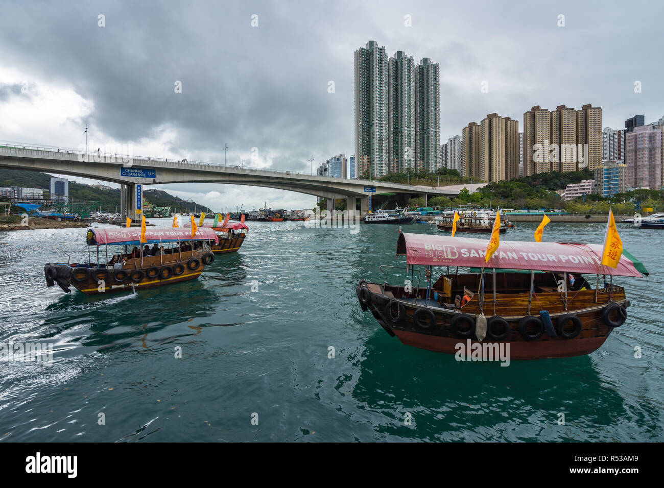 Blick auf den Hafen Aberdeen in einem overcat Tag mit sampans, einer traditionellen chinesischen Boote aus Holz. Aberdeen, Hong Kong Island, Hong Kong, Januar 2018 Stockfoto