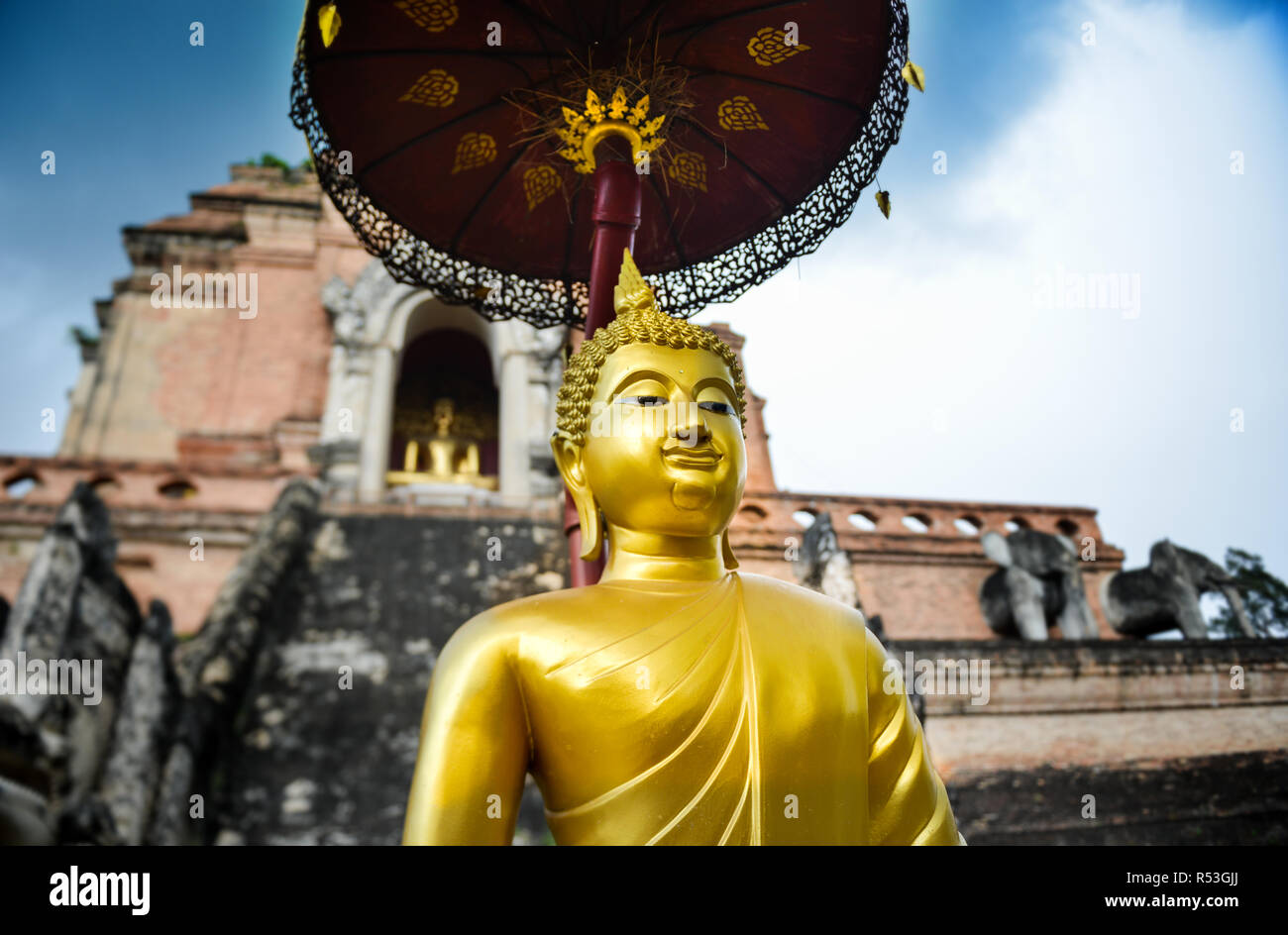 Golden Buddha Statue an der Freien royalty öffentlichen Tempel in Chiang Mai Thailand. Stockfoto