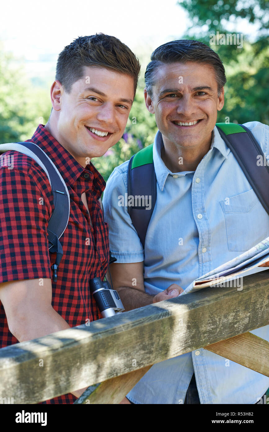 Portrait von Vater mit erwachsenen Sohn auf Spaziergang auf dem Land Stockfoto