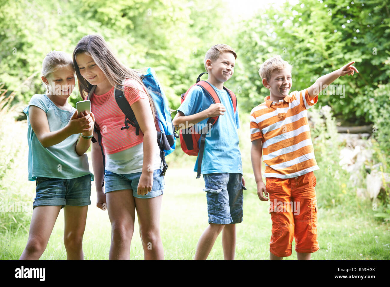 Gruppe von Kinder-Geocaching In Wäldern Stockfoto