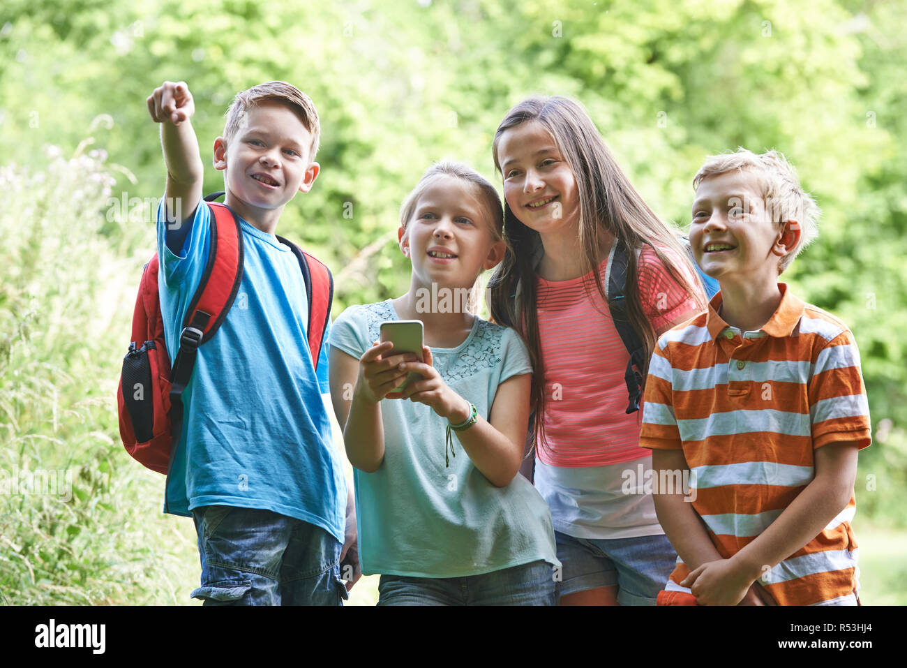 Gruppe von Kinder-Geocaching In Wäldern Stockfoto