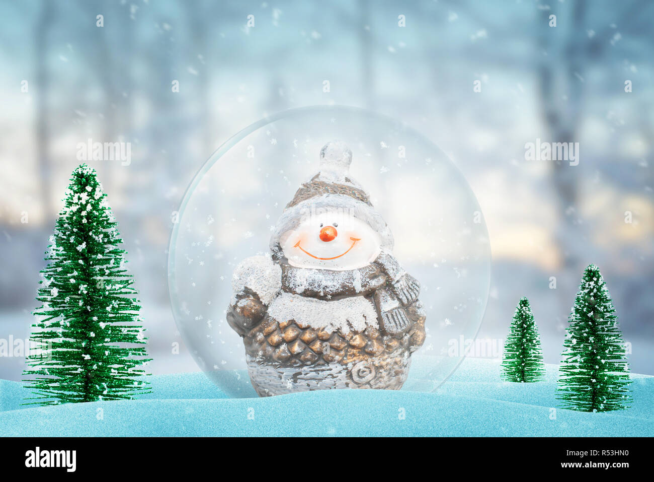Süße Schneemann in Magic Weihnachten, Silvester Ball. Schneeflocken fallen. Stockfoto