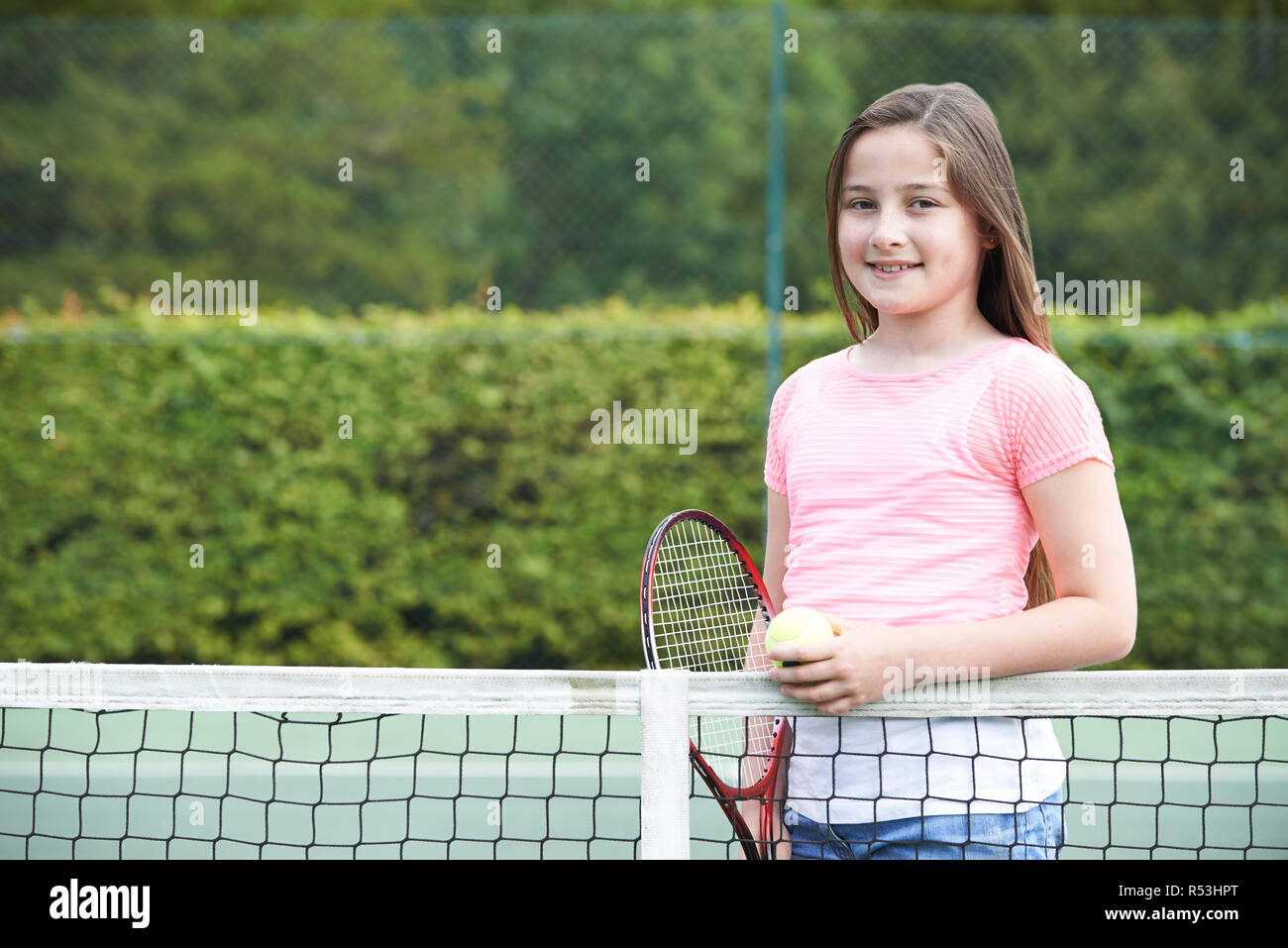 Porträt des jungen Mädchens Tennis spielen Stockfoto