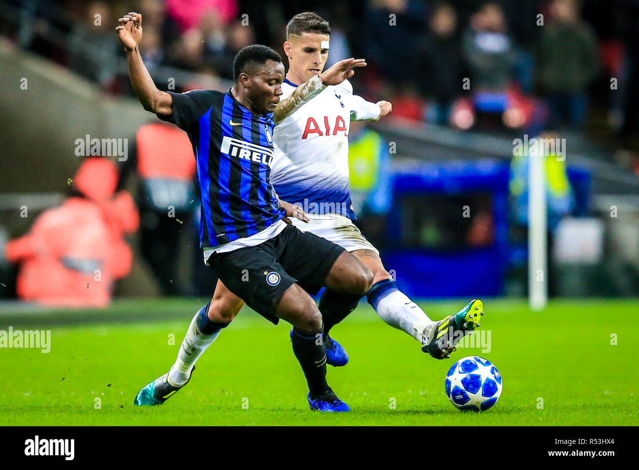 28. November 2018, Wembley Stadion, London, England, UEFA Champions League, Tottenham v Inter Mailand; Erik Lamela (11) von Tottenham Herausforderungen Kwadwo Asamoah (18) von Inter Mailand. Credit: Georgie Kerr/News Bilder Stockfoto