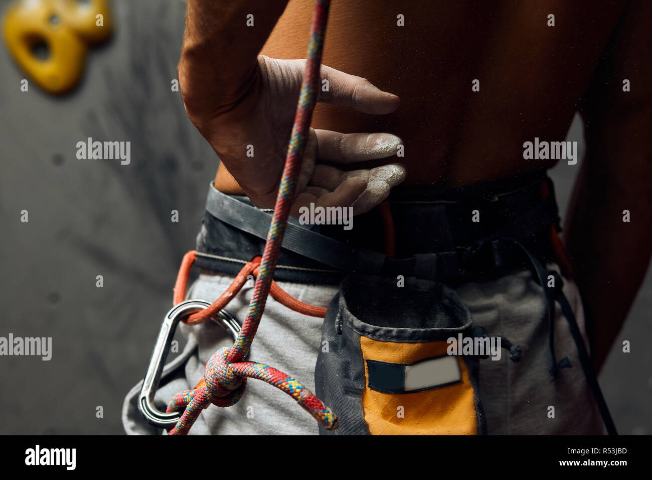 Kletterer s männliche Hände mit Ausrüstung während der Vorbereitung für Klettern, close-up. Stockfoto