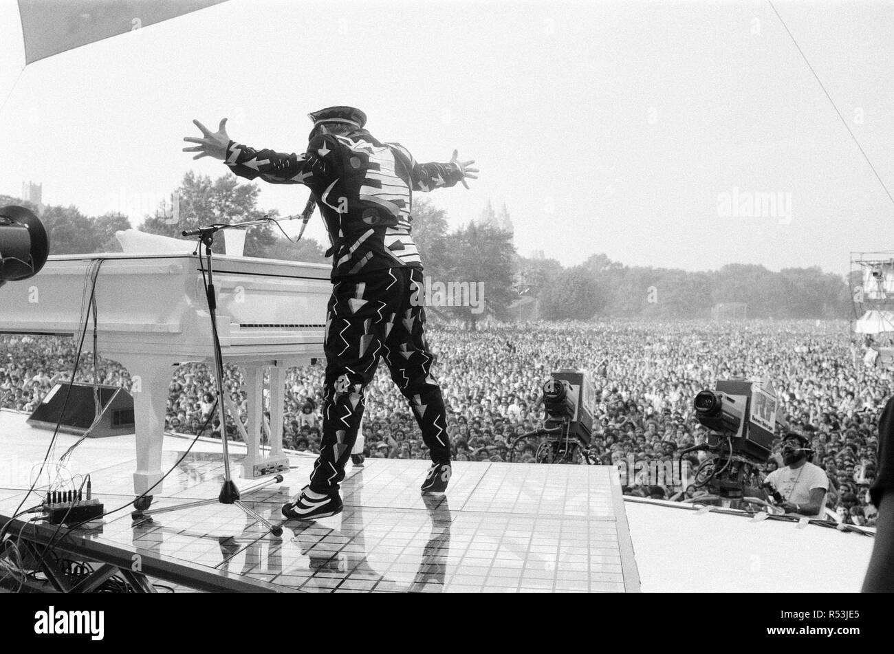 Elton John in Central Park, New York, Amerika. Elton zog eine große Menge von über 400.000 auf das kostenlose Konzert. Mit einer Liste von über 20 Songs, Elton gespielt Hits, wie Tiny Dancer, Goodbye Yellow Brick Road, Rakete, Mann, Philadelphia Freiheit, es tut uns Leid das Härteste Wort "Samstag Nacht in Ordnung (kämpfen) Little Jeannie Bennie und die Strahlen Stellen Sie sich vor, jemand mein Leben heute Abend ihren Song Beißen ihre Lippe Bild 13. September 1980 getroffen, um gerettet zu werden scheint, Stockfoto