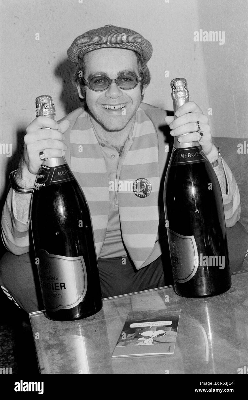 Elton John Bilder am 24. März 1977, einen Tag vor seinem 30. Geburtstag, der ist am nächsten Tag, den 25. März. Legende aus der Zeit sagt¿. "Top pop Sänger Elton John ist 30 Jahre alt Morgen. (Freitag) Elton, die gegenwärtig in London produziert ein Album für eines seiner neuen Gruppen, beabsichtigt, einen ruhigen Tag der Feier zu haben, obwohl die Lieferung dieser Mammut Flaschen Champagner. Die Karten und die guten Wünsche haben bereits für Elton für seinen 30. Geburtstag angekommen, aber er fühlt sich ein wenig traurig und zählt die Stunden, als er sieht, dass seine 20.' Bild am 24. März 1977 getroffen Stockfoto