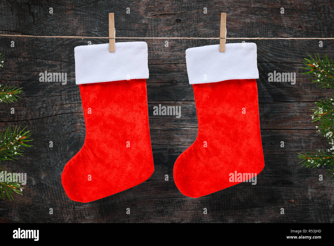 Weihnachten rote Socken am Seil. Holz- Hintergrund. Stockfoto