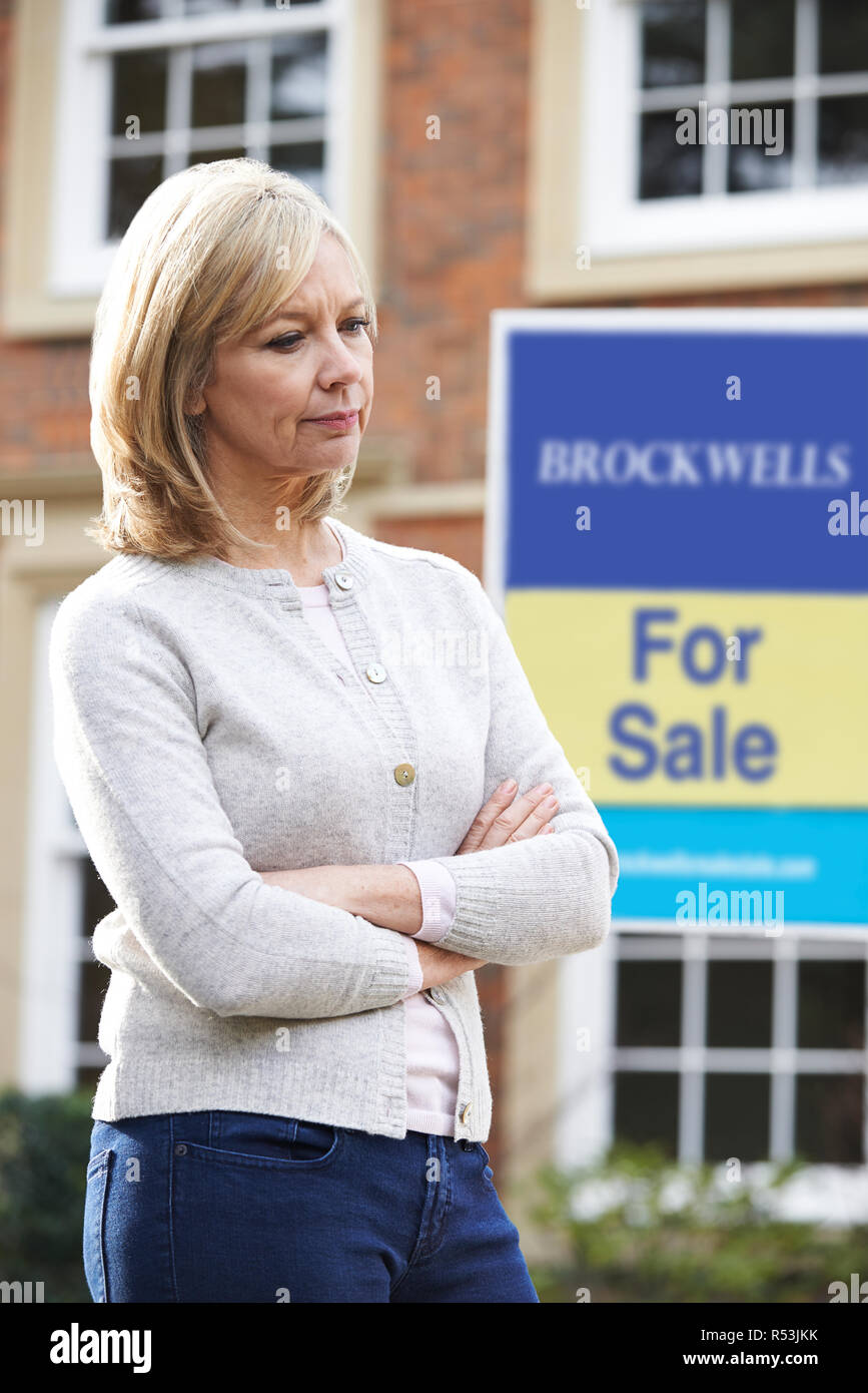 Reife Frau gezwungen zu verkaufen Haus durch finanzielle Probleme Stockfoto