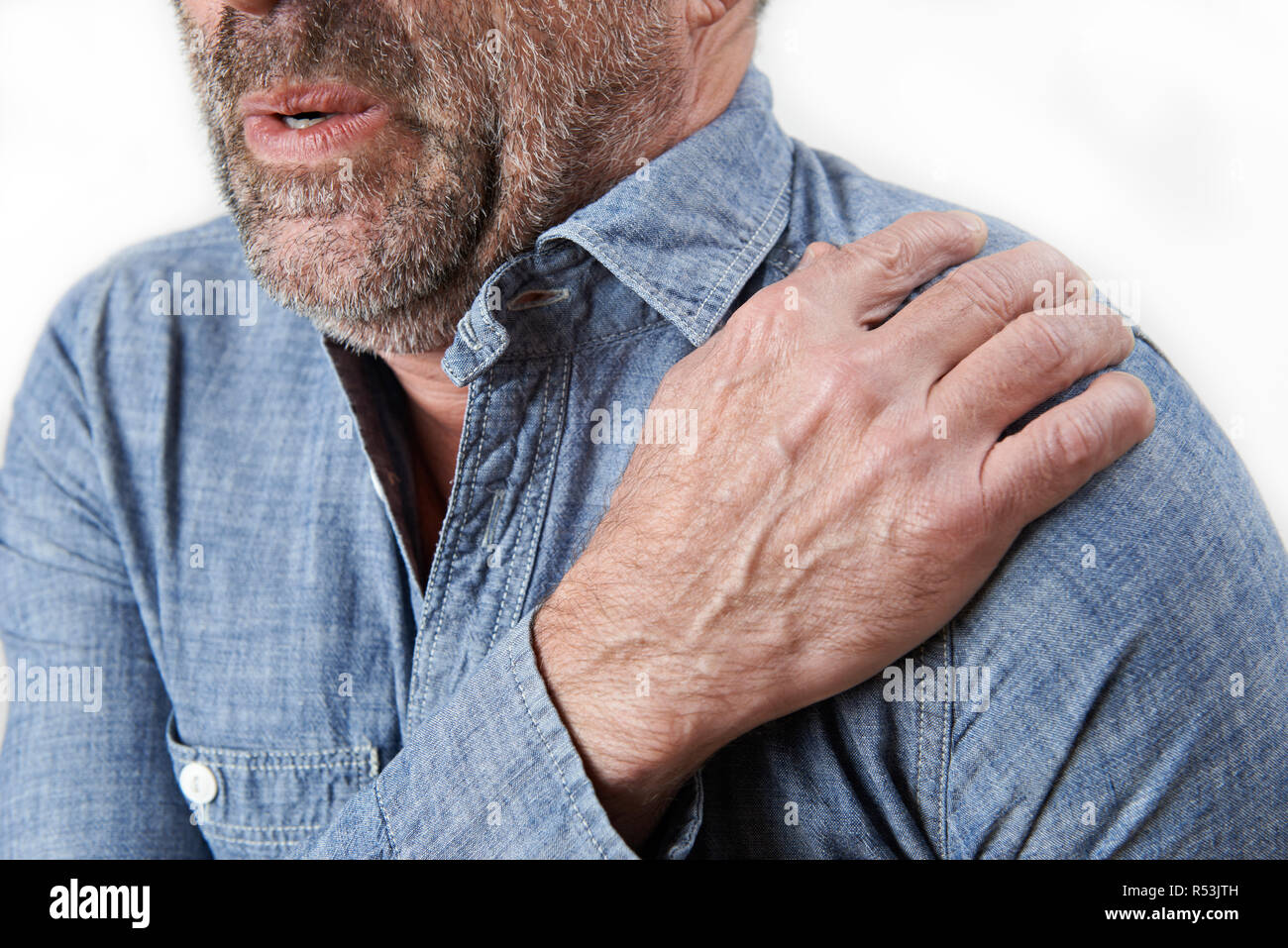 Studioaufnahme von Menschen leiden mit Schultersteife Stockfoto