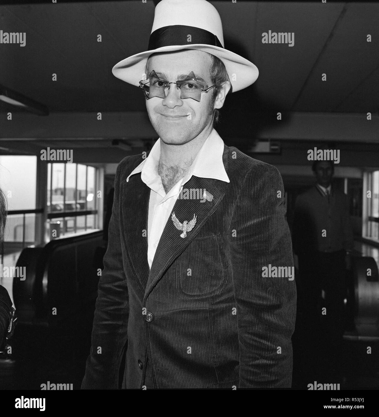 Elton John verlässt den Flughafen Heathrow. Er wird nach Los Angeles für die Partei der Elton John's Manager. Bild 9 September 1974 getroffen Stockfoto