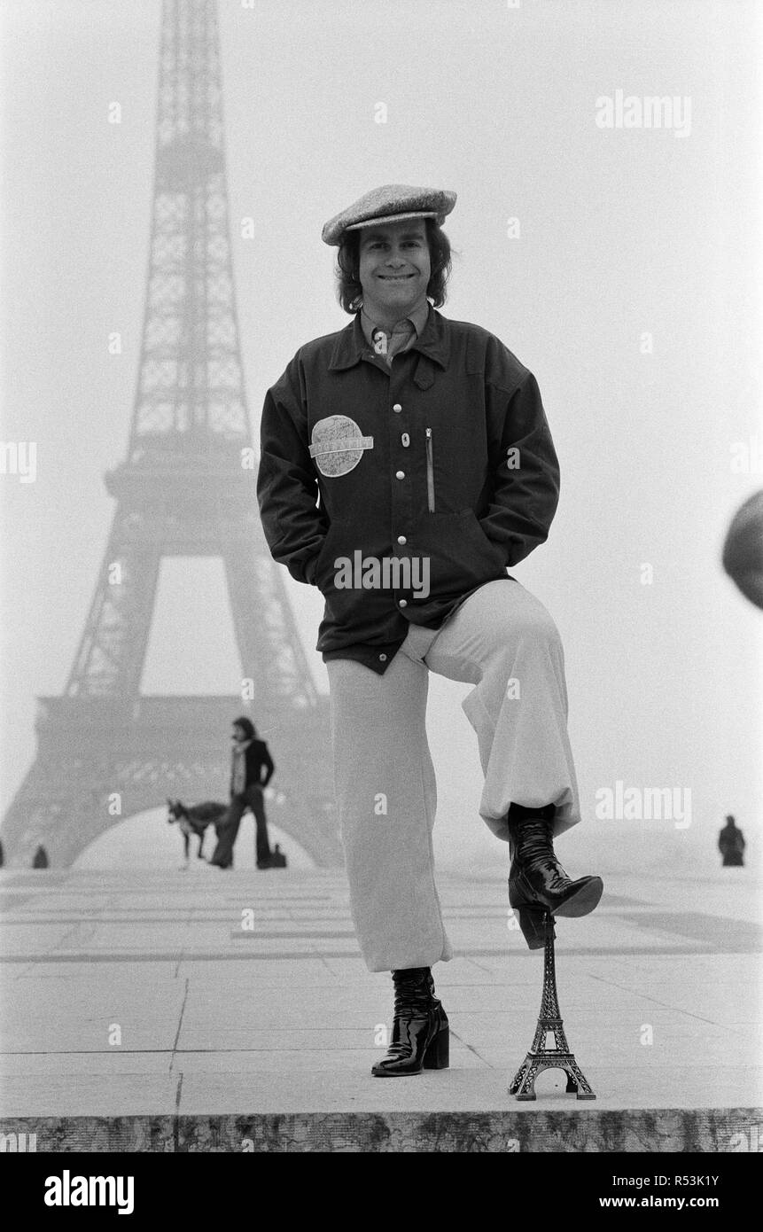 Elton John in Paris vor dem Eiffelturm. Seinen Besuch in Paris war ein Konzert zu spielen. 21. Februar 1979. Elton John dargestellt in Paris vor dem Eiffelturm. Seinen Besuch in Paris war ein Konzert zu spielen. 21. Februar 1979. Stockfoto