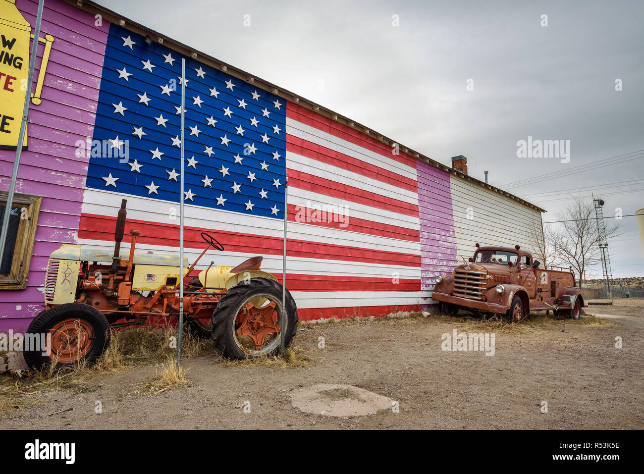 Alten Traktor und ein Pickup auf der Route 66 in Arizona Stockfoto